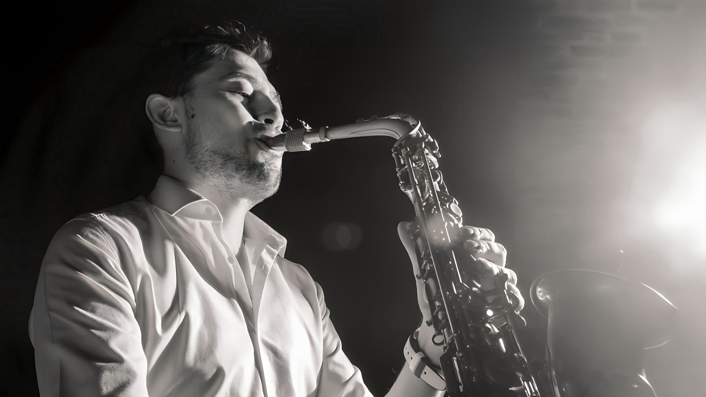 Lucio Caro tocando el saxofón en directo